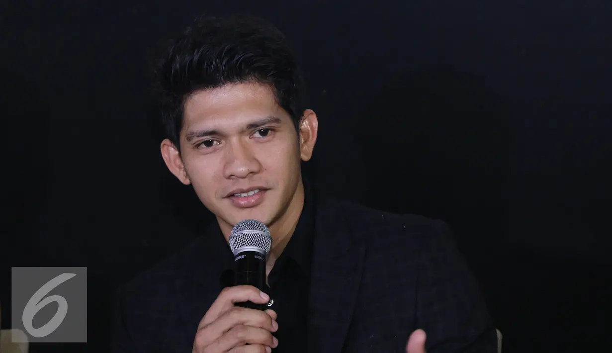 Iko Uwais memberi keterangan saat press screening dan jumpa press film Headshot di kawasan Senayan, Jakarta, Kamis (1/12). Iko Uwais bercerita tentang tantangannya menyeimbangkan drama dan mengarahkan laga. (Liputan6.com/Herman Zakharia)