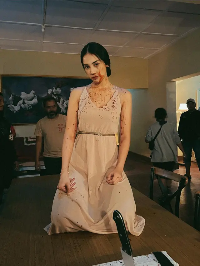 Berlumuran Darah, Ini 6 Potret Anya Geraldine saat Akting di Film Baru