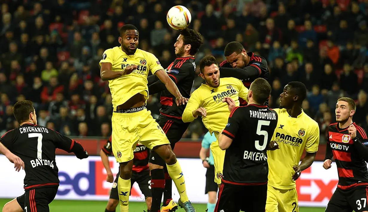 Gelandang Leverkusen, Hakan Calhanoglu, duel udara dengan striker Villarreal, Cedric Bakumbu, pada laga leg kedua babak 16 besar Liga Europa di Stadion BayArena, Jerman, Jumat (18/3/2016) dini hari WIB. (AFP/Patrik Stollarz)