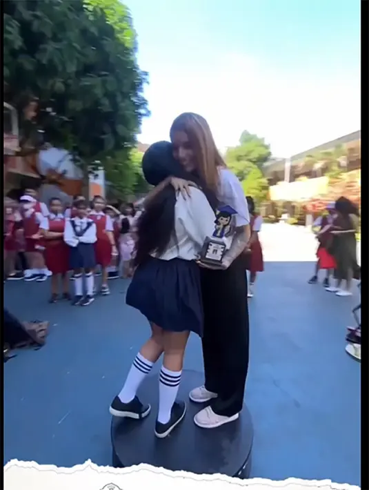 Leticia Charlotte Agraciana Joseph putri sulung Sheila Marcia lulus SD. Dalam momen kelulusan dan perpisahan tersebut, Leticia didampingi oleh tiga orang tercintanya.  Momen Sheila memeluk putrinya yang juga mendapatkan piala penghargaan di kamera 360 derajat. [Instagram/itssheilamj]