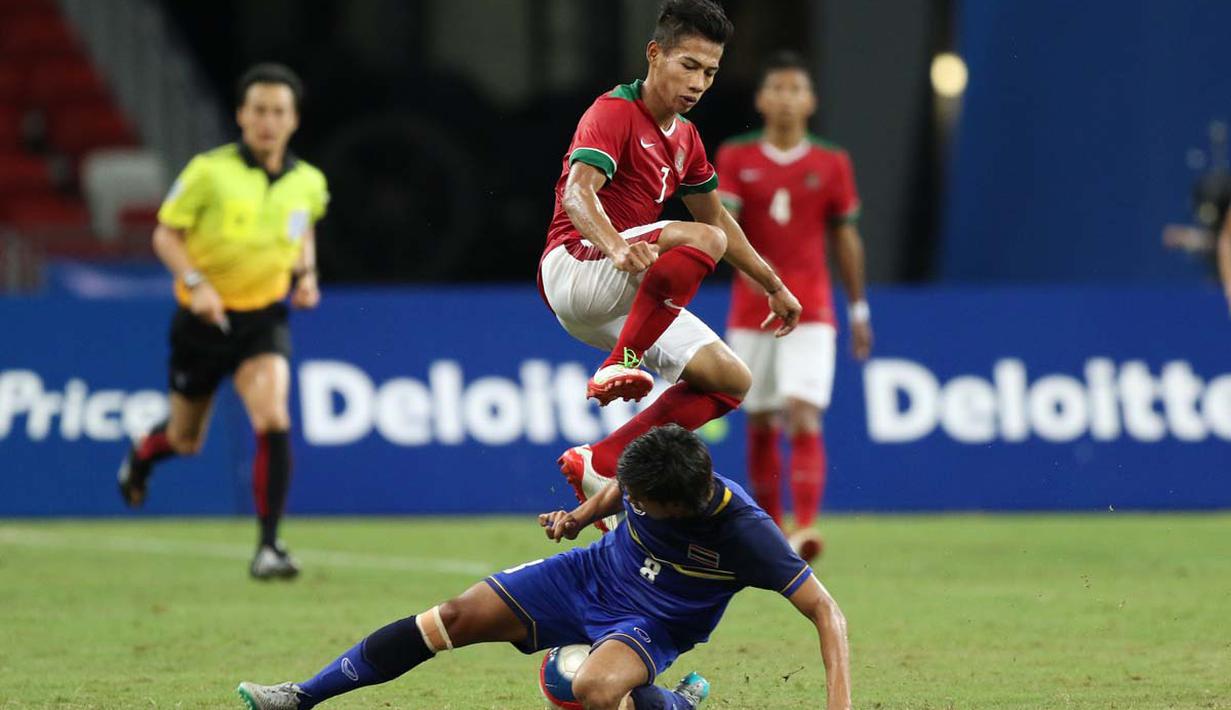 Ahmad Nufiandani beberapa kali membawa bola ke depan, tetapi selalu kandas sebelum masuk kotak penalti lawan. (Bola.com/Arief Bagus)