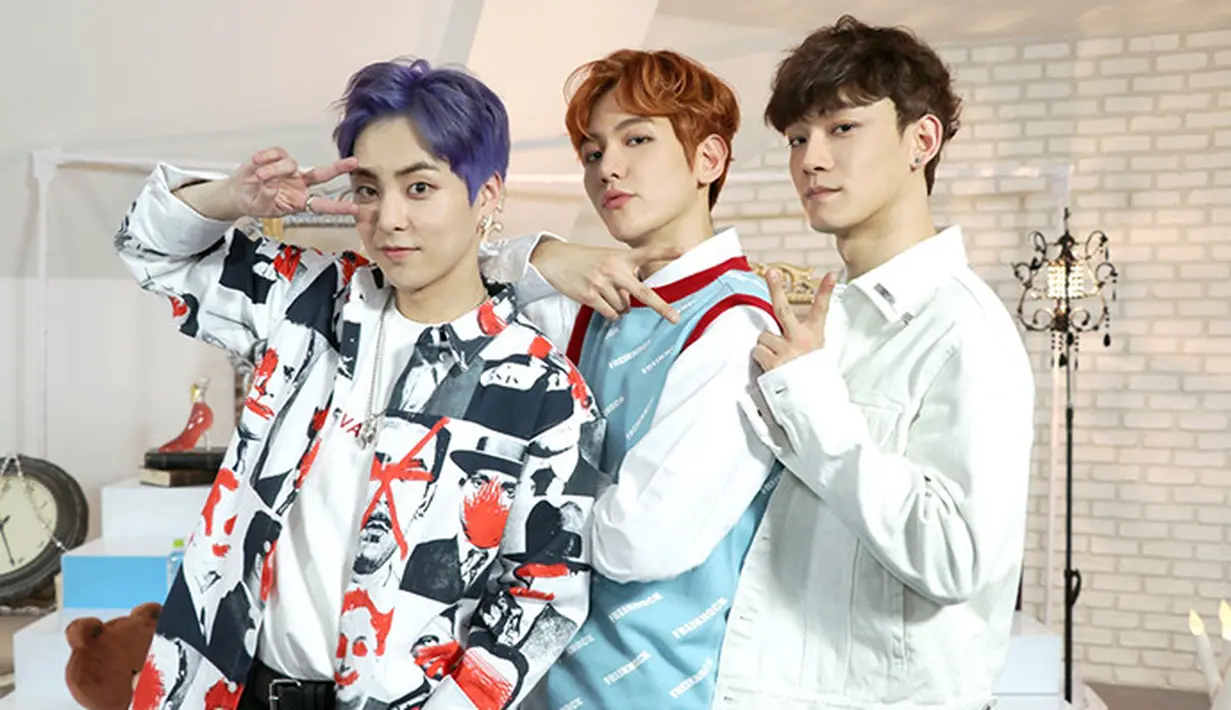 Pada video tersebut, Chanyeol EXO terlihat datang ke backstage Music Core. Ia tampak membawakan kopi untuk Xiumin, Chen, dan Baekhyun. (Foto: Soompi.com)