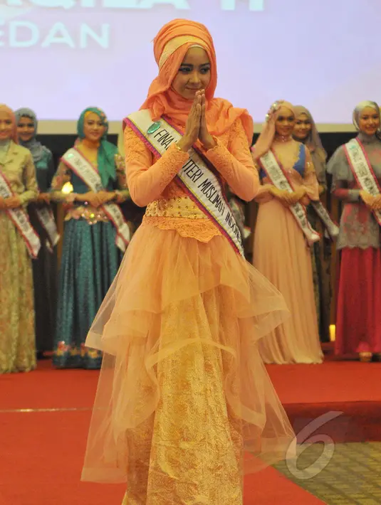 Salah satu finalis, Nesa Aqila memperkenalkan diri saat konferensi pers acara Puteri Muslimah Indonesia 2015, Jakarta, Senin (11/5/2015). Sebanyak 25 wanita cantik akan bersaing menjadi Puteri Muslimah Indonesia 2015 (Liputan6.com/Herman Zakharia)