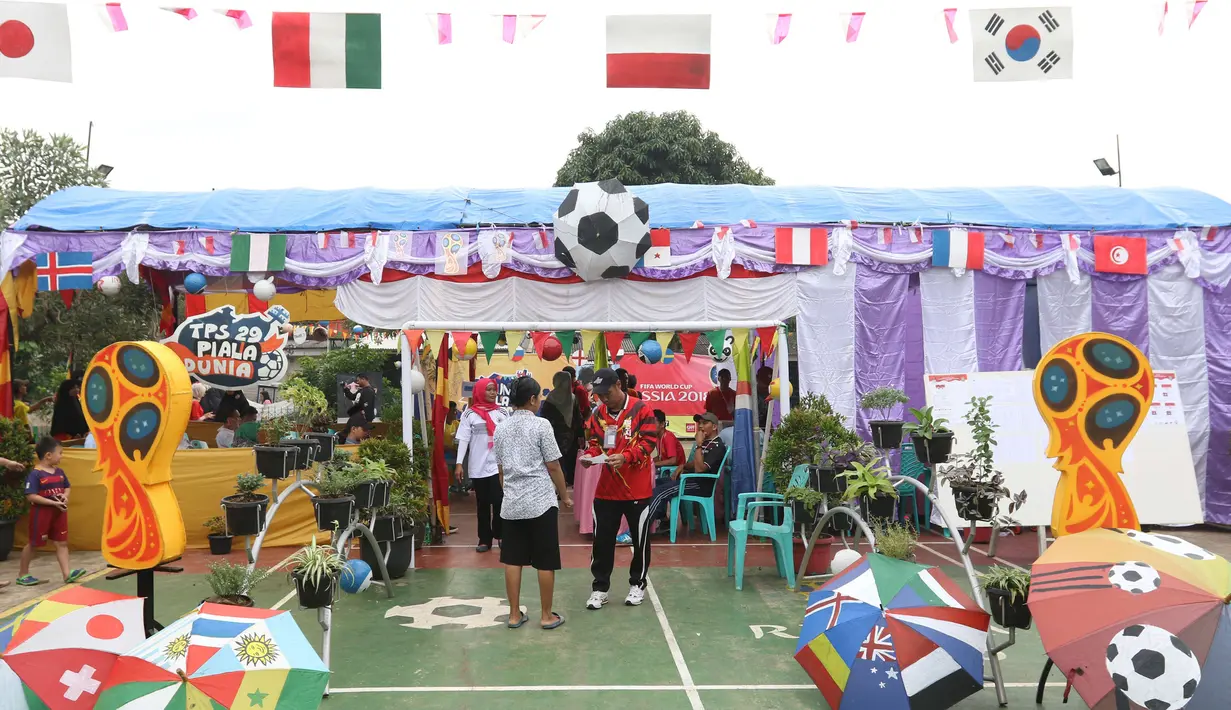 Aktivitas di TPS 29 Gandasari yang bertema Piala Dunia pada Pilkada Serentak 2018 di Kota Tangerang, Rabu (27/6). TPS ini membuat warga yang menggunakan hak pilih untuk Pilkada Kota Tangerang merasakan sensasi Piala Dunia 2018. (Liputan6.com/Angga Yuniar)
