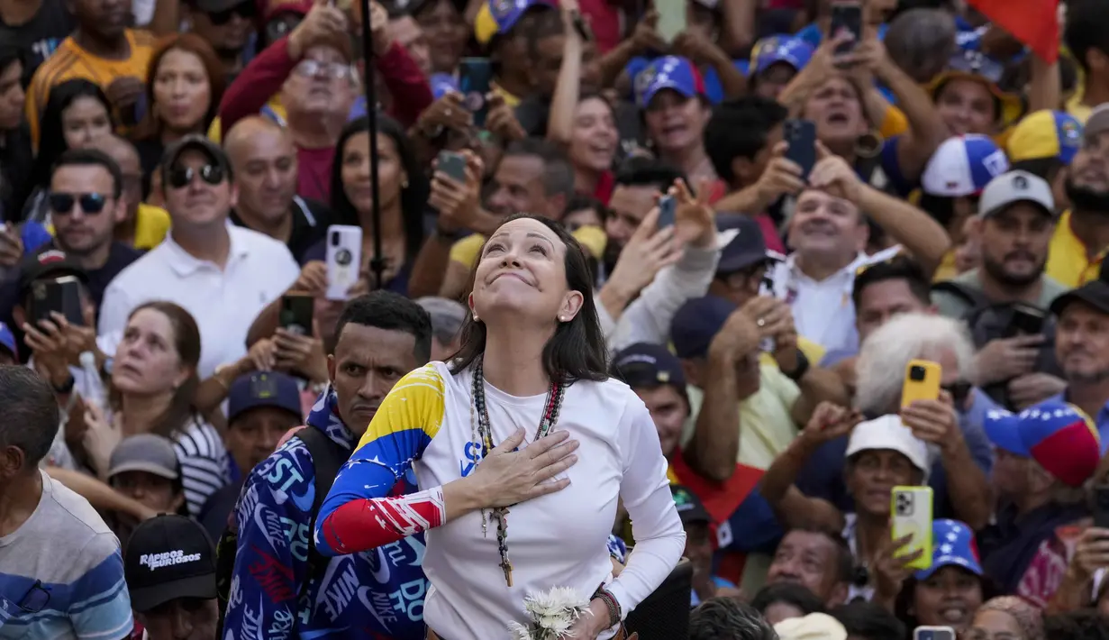 Pemimpin oposisi Venezuela, Maria Corina Machado saat berpidato di hadapan para pendukungnya dalam sebuah aksi protes menentang Presiden Nicolas Maduro di Caracas, Venezuela, 9 Januari 2025, sehari sebelum upacara pelantikan Maduro untuk masa jabatan ketiga. (AP Photo/Ariana Cubillos)