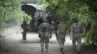 Tentara Ukraina memindahkan howitzer M777 yang dipasok Amerika Serikat (AS) ke posisi untuk menembaki posisi Rusia di wilayah Donbas, Ukraina, 18 Juni 2022. (AP Photo/Efrem Lukatsky)