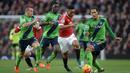 Pemain MU, Anthony Martial, berusaha melewati hadangan pemain Southampton dalam lanjutan Liga Inggris di Stadion Old Trafford, Manchester, Sabtu (23/1/2016). (AFP/Oli Scarff)