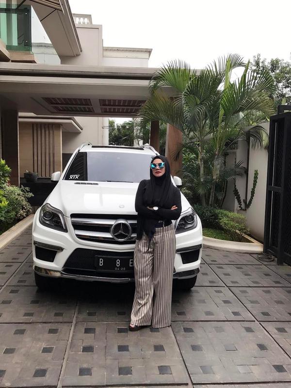 Lewat akun Instargamnya, Sarita Abdul Mukti akan menjual rumah mewah miliknya. (Sumber: Instagram/@queen_saritaabdulmukti)