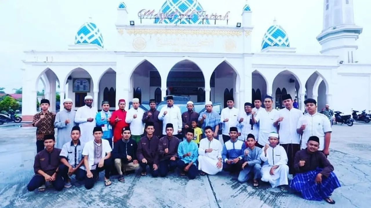 Remaja Pejuang Subuh usai melaksanakan Salat Subuh berjamaah dan kajian untuk generasi muda di Kabupaten Siak.