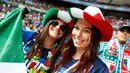 Suporter wanita pendukung Italia saat akan menyaksikan babak 16 besar Piala Eropa 2016 antara Italia vs Spanyol, Stade de France, Senin (27/6). (REUTERS/ Christian Hartmann)