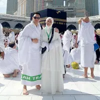 Penyanyi dangdut Jenita Janet membagikan momen melaksanakan ibadah umrah bersama suami.Tidak hanya berdua, tapi juga bersama beberapa keluarganya. Penyanyi kelahiran Bandung berusia 35 tahun itu mengungkapkan menangis haru akhirnya bisa mencium hajar aswad. [Instagram/jenitajanet]