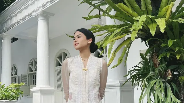 Gaya OOTD Ngantor Maudy Ayunda di Istana Negara, Bernuansa Etnik