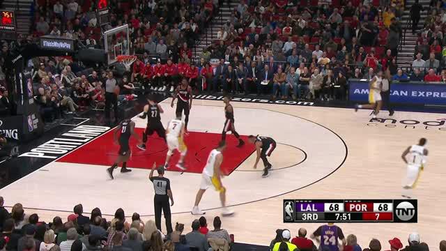 Damian Lillard miliki peran penting saat Portland Trail Blazers kalahkan LA Lakers 113-110.