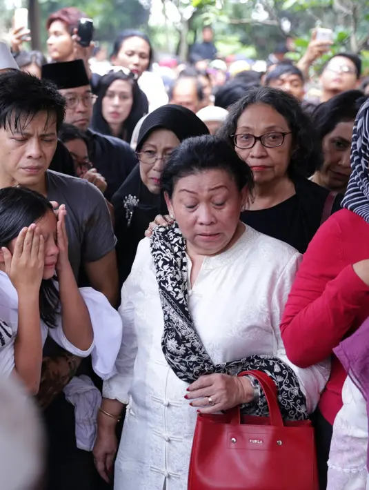 Allea masih belum bisa menerima sepenuhnya ditinggalkan kakeknya untuk selama-lamanya. (Adrian Putra/Bintang.com)