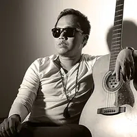 Sandhy Sondoro memulai karir bermusiknya sebagai pemain band dan musisi jalanan di Jerman dan mulai terkenal di Indonesia setelah mengikuti ajang New Wave di Latvia dan keluar menjadi juara. (Nurwahyunan/Bintang.com)