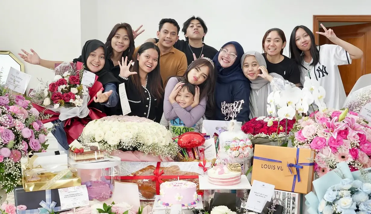 Orang-orang yang bekerja di rumah Fuji juga turut serta memberikan kejutan dan hadiah. Potret kebersamannya ini pun penuh dengan kehangatan. Tak hanya Fuji, keluarga dan orang-orang terdekatnya tentunya juga turut merasakan kebahagiaan di ulang tahun Fuji. Berpose memeluk Gala, netizen gemas dengan kebersamaan Fuji dan keponakan satu-satunya itu. (Liputan6.com/IG/fuji_an)