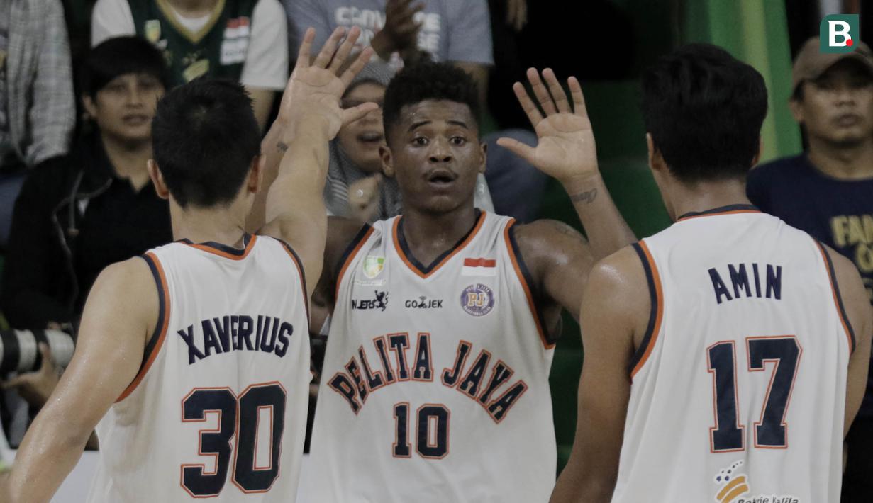 Pebasket Pelita Jaya merayakan kemenangan atas Satria Muda pada game kedua final IBL 2018 di Gor Soemantri Brojonegoro, Jakarta, Sabtu (21/4/2018). Pelita Jaya menang 94-78 atas Satria Muda. (Bola.com/M Iqbal Ichsan)