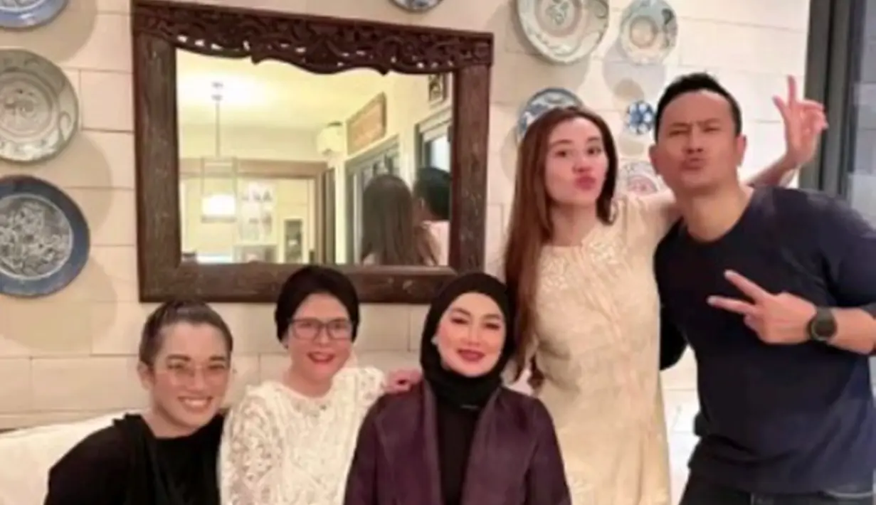 Saling rangkul penuh hangat, foto tersebut membuktikan jika Mudjie Massaid dan Aaliyah Massaid sangat dekat. Ketika Aaliyah ulang tahun, Mudjie Massaid tak lupa untuk ucap selamat kepada keponakannya itu, begitu juga dengan Aaliyah. Menilik dari Instagram Mudjie, Aaliyah pernah kirim video singkat hanya untuk ucap selamat ulang tahun kepada Mudjie. (Liputan6.com/IG/@mudji_massaid_)