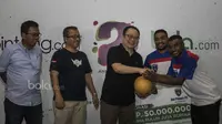 Presiden Direktur Liputan Enam Dot Com, Karaniya Dharmasaputra, memberikan donasi 50 juta rupiah kepada perwakilan Uni Papua pada acara Bintang Bola Anniversary di Hanggar Futsal, Jakarta, Sabtu (29/4/2017). (Bola.com/Vitalis Yogi Trisna)