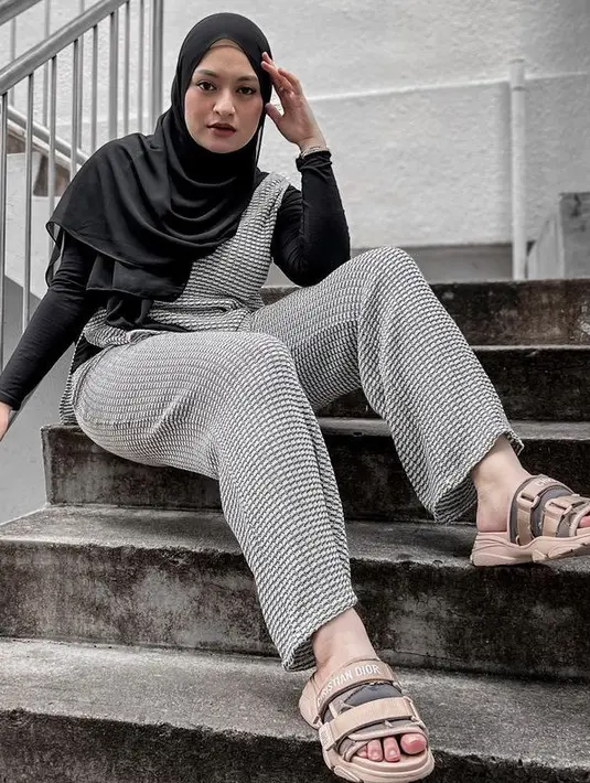 <p>Nathalie Holscher tampil juga tampil mengenakan outfit abu-abu bermotif two pieces, yang dipadukak inner dan kerudung hitamnya. @natahlieholscher</p>