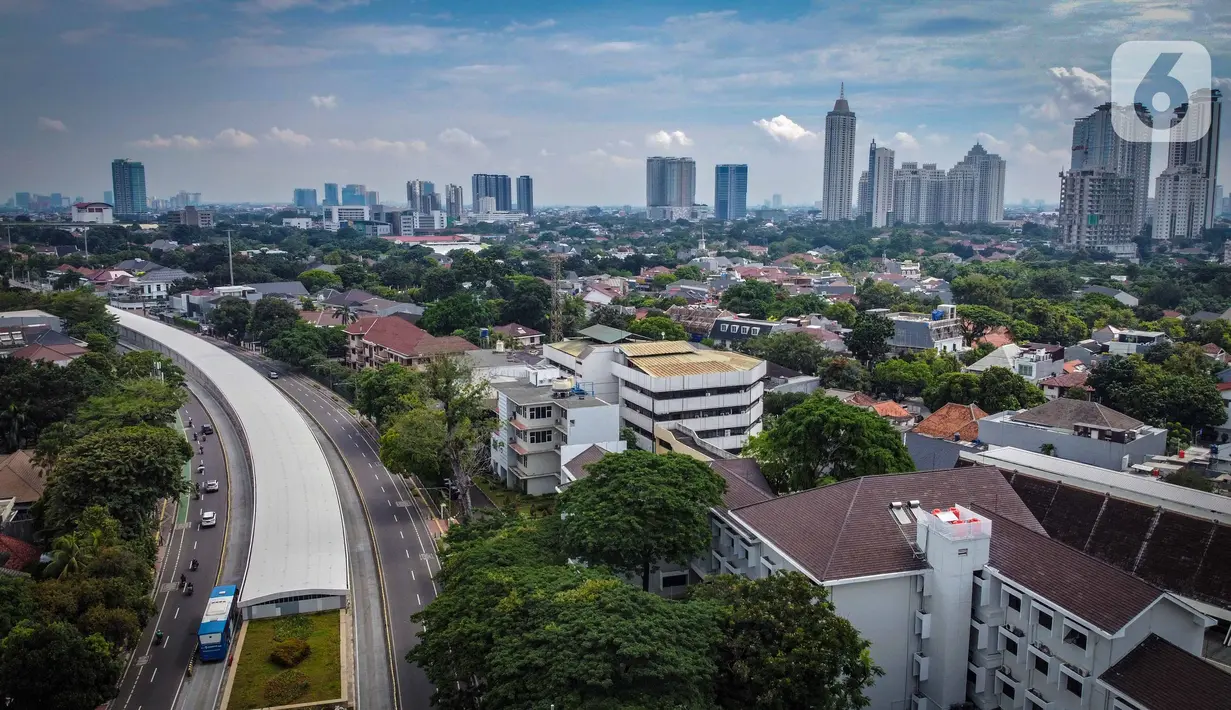 Foto udara suasana gedung bertingkat di kawasan Sudirman, Jakarta, Rabu (8/4/2020). Jakarta sempat menjadi kota paling berpolusi di dunia pada 29 September 2019 lalu, namun Rabu (8/4) siang ini, kualitas udara kota Jakarta membaik.  (Liputan6.com/Faizal Fanani)