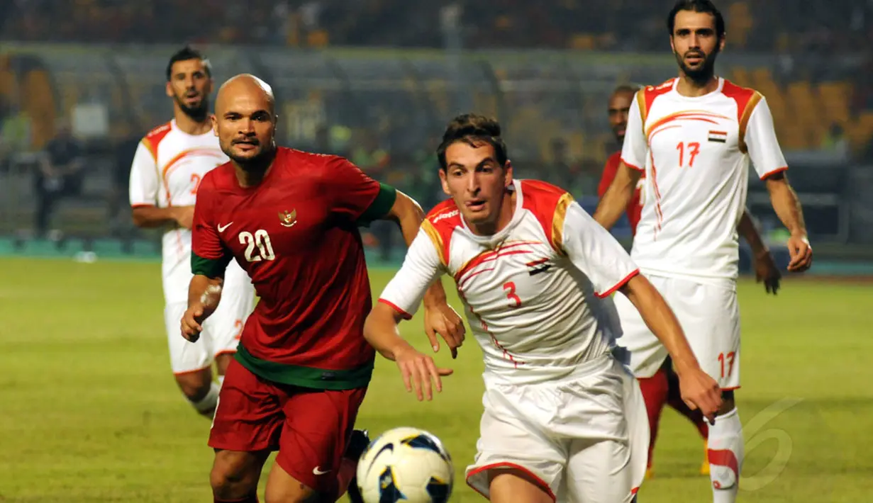 Pemain depan timnas Indonesia, Sergio Van Dijk (kedua dari kiri) berebut bola dengan Mouajad Alajaan (Suriah) pada laga persahabatan di Stadion GBK Jakarta, (15/11/2014). Timnas Indonesia kalah 0-2 dari Suriah. (Liputan6.com/Helmi Fithriansyah)