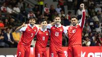 Para pemain Timnas Futsal Indonesia melakukan selebrasi gol saat berhadapan dengan Belanda pada laga lanjutan Four Nations Cup 2025 yang bergulir di Hall Basket Senayan, Jakarta, pada Sabtu (20/9/2025).