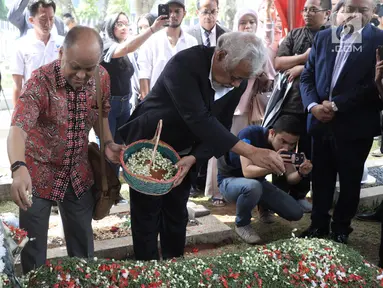 Presiden pertama Timor Leste Xanana Gusmao (kanan) didampingi Ilham Habibie menaburkan bunga saat berziarah ke makam Presiden ke-3 RI BJ Habibie di TMP Kalibata, Jakarta, Minggu (15/9/2019). Xanana dan perwakilan rakyat Timor Leste memanjatkan doa untuk Habibie. (merdeka.com/Iqbal Nugroho)