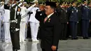 Wapres Jusuf Kalla memberi hormat saat memimpin upacara peringatan Hari Pahlawan di Taman Makam Pahlawan Kalibata, Jakarta, Selasa (10/11). Upacara peringatan Hari Pahlawan tersebut rutin dilakukan setiap 10 November. (Liputan6.com/Johan Tallo)