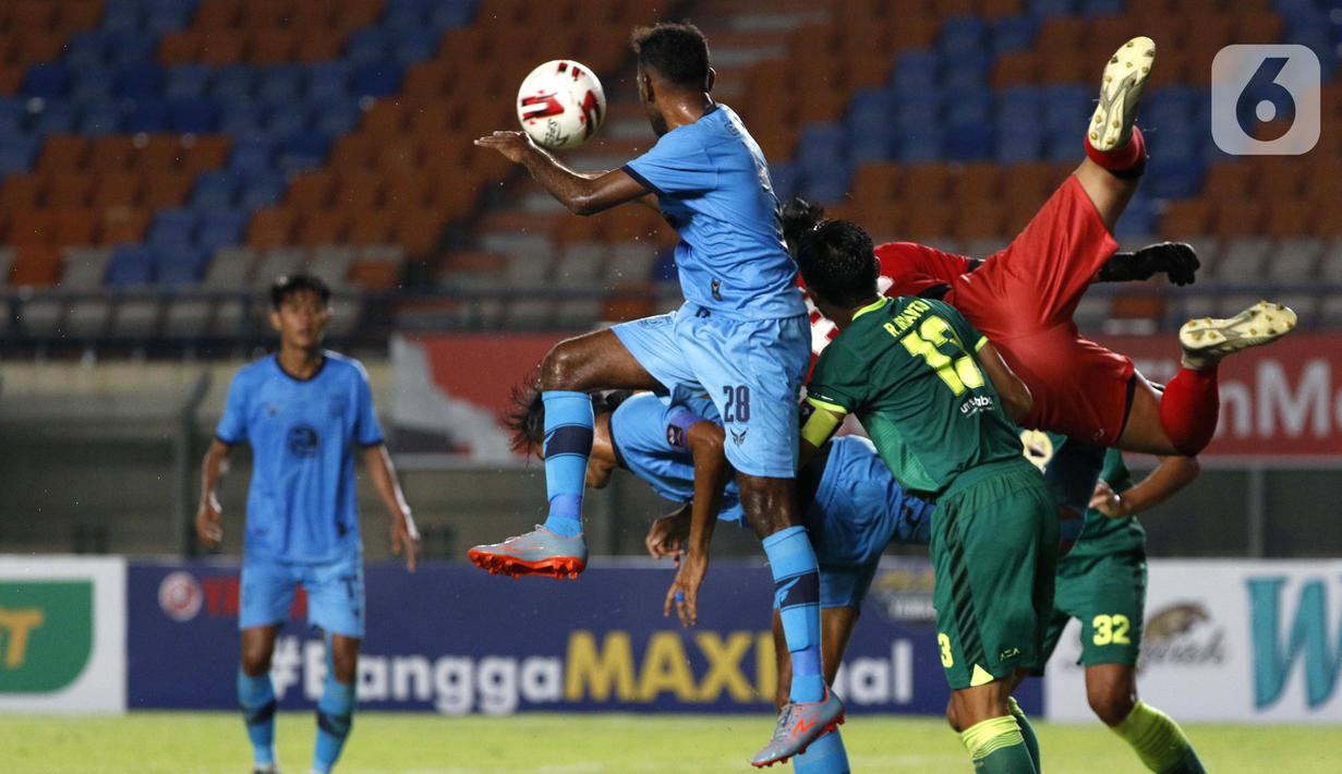 Penjaga gawang Persebaya Satria Tama Hardianto berusaha menghalau bola dari serangan pemain Persela Lamongan dalam pertandingan babak penyisihan Grup C Piala Menpora 2021 di Stadion Si Jalak Harupat, Bandung, Sabtu (3/4/2021). Laga berakhir 0-0. (Bola.com/Ikhwan Yanuar)