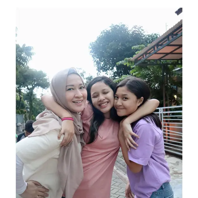 Buah Hati Beranjak Remaja, Ini 6 Potret Okie Agustina dan Anak Perempuannya