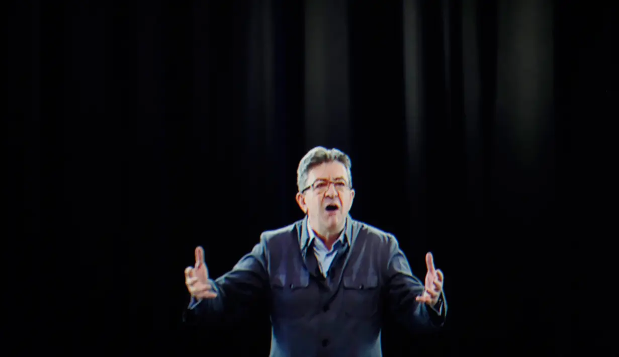Calon indepeden dari kelompok sayap kiri, Jean-Luc Melenchon memproyeksikan dirinya yang sedang berpidato untuk pilpres Prancis, dengan teknologi hologram tiga dimensi (3D), di lokasi kampanye di Saint-Denis, dekat Paris, Minggu (5/2). (Thomas SAMSON/AFP)