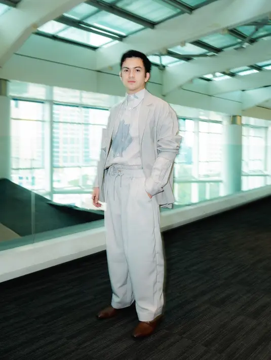 Penampilannya dilengkapi dengan celana Amba dan sepatu kulit warna coklat. @syifahadju/@rizkynazar20.