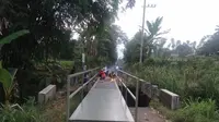 Jembatan darurat yang menghubungkan antar dusun di Kecamatan Kalibaru Banyuwangi dibangun (Istimewa)