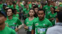 Peserta mengikuti Lomba lari MILO Jakarta International 10K 2017 di Jakarta, Minggu (23/7). MILO Jakarta International 10K 2017 melombakan tiga kategori yakni 10K, 5K dan Family Run 1,7K. (Liputan6.com/Faizal Fanani)