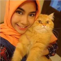 "Cuman kendalanya itu gimana nanti karier, takutnya pekerjaan atau pokoknya niatnya masih setengah-setengah. Tetapi kemarin ini waktu sebelum bulan Ramadan aku bilang ini kayak dapat hidayah, dapat panggilan," tambahnya. (via Instagram @anisarahma_12)