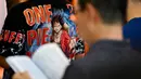 Seorang pria mengenakan kaos 'One Piece' berdoa saat Hari Raya Waisak yang memperingati kelahiran, pencerahan, dan wafatnya Buddha Gautama, di Kuil Buddha Sakyamuni, Banda Aceh pada Minggu 31 Mei 2026. (CHAIDEER MAHYUDDIN/AFP)