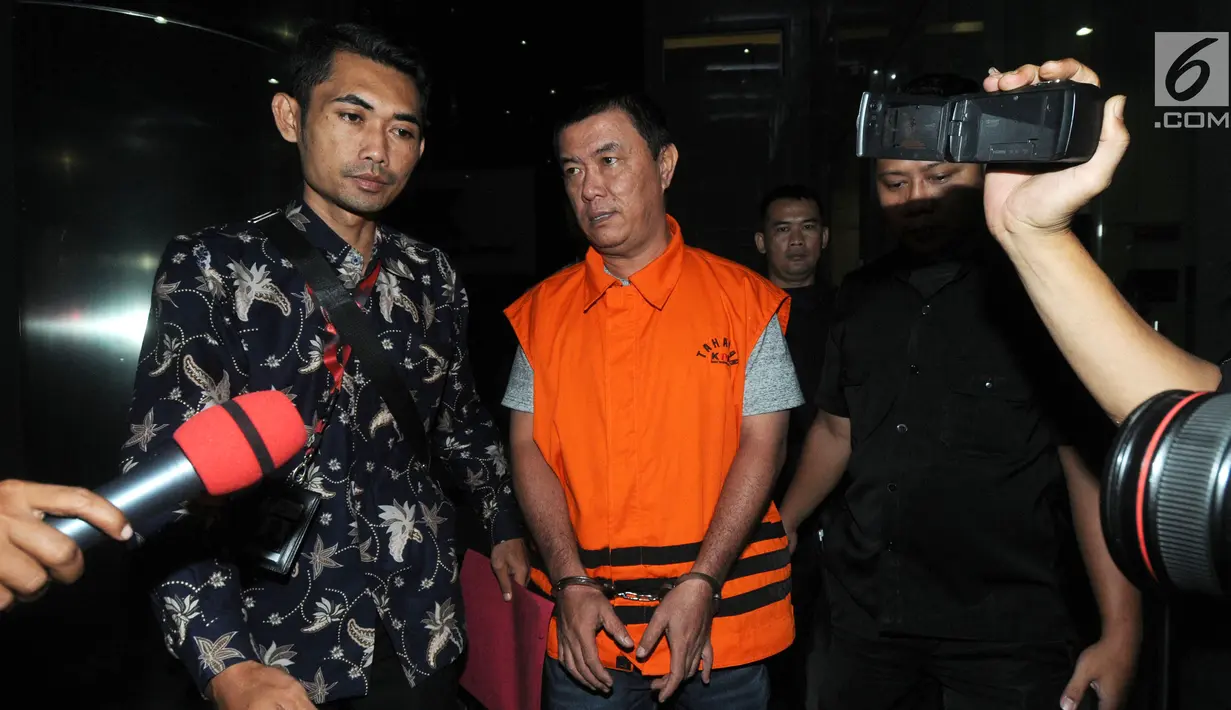 Pengusaha tim sukses Bupati Talaud, Benhur Lalenoh kenakan rompi tahanan usai menjalani pemeriksaan di Gedung KPK, Jakarta, Rabu (01/05/2019). Benhur terjaring OTT bersama Bupati Kepulauan Talaud Sri Wahyumi Maria Manalip, Bernard Hanafi, anak dari Bernard, dan sopir. (merdeka.com/Dwi Narwoko)