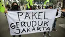 Massa yang tergabung dalam Rukun Tani Sumberejo Pakel membentangkan spanduk saat melakukan aksi di depan Mabes Polri, Jakarta, Kamis (17/6/2021). Aksi tersebut dilakukan secara serentak di Jakarta, Surabaya, dan Banyuwangi. (Liputan6.com/Faizal Fanani)