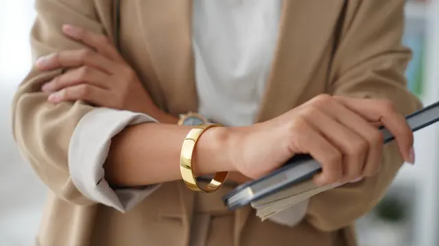Model Gelang Emas untuk Dipakai Kerja Formal (AI)