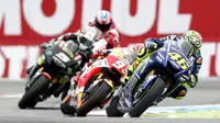 Pembalap Movistar Yamaha, Valentino Rossi terus mendapatkan tekanan sebelum mengamankan podium juara MotoGP Belanda 2017 di Sirkuit Assen. (Vincent Jannink / ANP / AFP)
