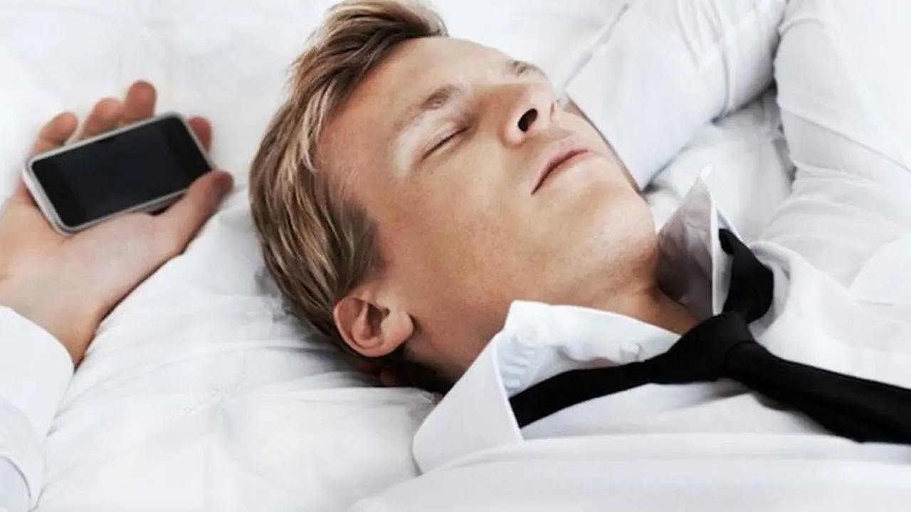 Tidur Dengan Smartphone Dapat Menyebabkan Gangguan Otak