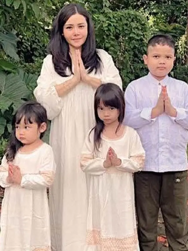 7 Potret Geng 'Janda' Glowing Saat Asuh Anak, Single Parent Hebat
