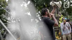 Massa yang tergabung dalam Aliansi Mahasiswa Papua berorasi saat menggelar aksi di kawasan Patung Kuda, Jakarta, Senin (16/11/2020). Mahasiswa menolak operasi Blok Wabu bekas PT Freeport Indonesia, perpanjangan otonomi khusus Papua yang berakhir 2021, dan UU Cipta Kerja. (Liputan6.com/Faizal Fanani)