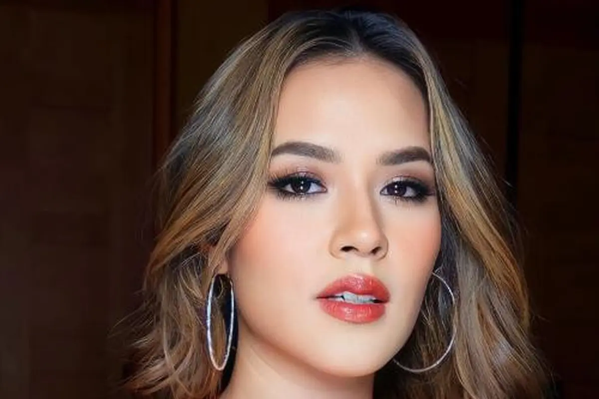 Raisa pakai lipstik merah (Instagram/ferryfahrizal)