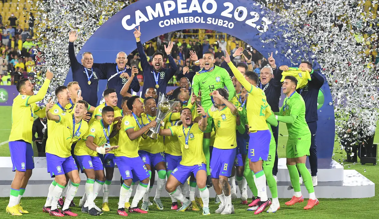 Para pemain Brasil merayakan keberhasilan menjuarai Piala Amerika Selatan U-20 setelah mengalahkan Uruguay pada laga terakhir kualifikasi di El Campin Stadium, Bogota, Kolombia (12/2/2023). Brasil lolos ke Piala Dunia U-20 2023 dengan status juara Piala Amerika Selatan U-20 2023 setelah menempati peringkat pertama pada fase kualifikasi tahap akhir yang diikuti 6 negara. Dari total 18 kali tampil di ajang Piala Dunia U-20, Brasil sukses menjuarai 5 edisi di antaranya. (AFP/Daniel Munoz)