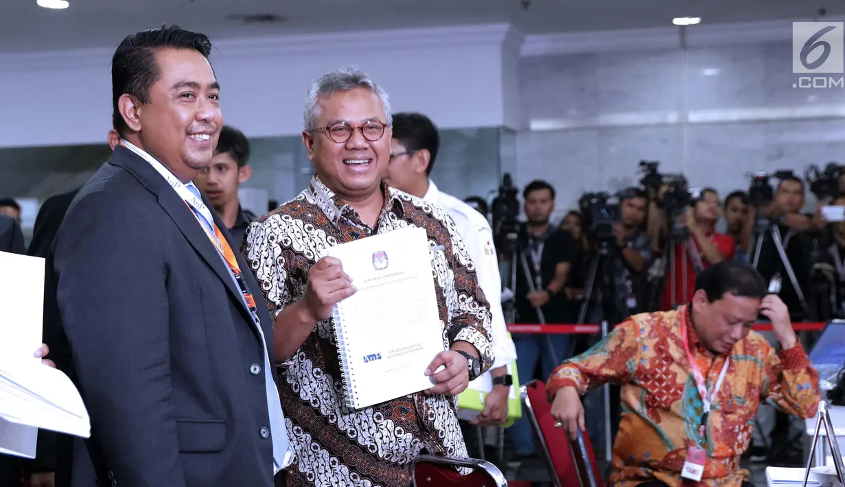 Ketua KPU RI, Arief Budiman (kedua kiri) jelang menyerahkan alat bukti menghadapi perselisihan hasil Pilpres 2019 dan jawaban pihak KPU di Gedung Mahkamah Konstitusi, Jakarta, Rabu (12/6/2019). 272 boks kontainer dari 34 provinsi diserahkan KPU ke MK. (Liputan6.com/Helmi Fithriansyah)