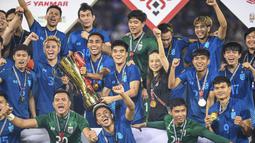 Timnas Thailand merayakan kemenangan setelah berhasil menjuarai Piala AFF 2022 menaklukkan Vietnam dalam laga final di Stadion Thammasat, Pathum Thani, Senin (16/1/2023). Gelar Piala AFF tersebut menjadi yang ketujuh didapatkan Thailand setelah meraihnya pada 1996, 2000, 2002, 2014, 2016, dan 2020. (AP Photo/Kittinun Rodsupan)