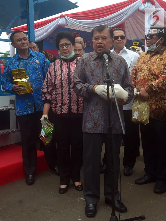 Wakil Presiden Jusuf Kalla memberikan keterangan sebelum pemusnahan narkotika jenis sabu di lapangan silang Monas, Jakarta, Jumat (4/5). Sabu 2,647 ton yang dimusnahkan adalah hasil sitaan dari dua kasus dengan delapan tersangka. (Merdeka.com/Imam Buhori)