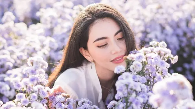 Gaya Davika Hoorne saat Lepas Penat di Taman Bunga, Menawan